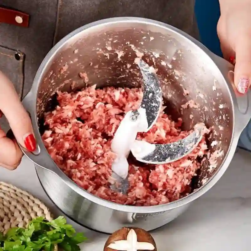 کاربر در حال استفاده خردکن برقی